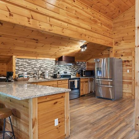 Hot Tub Fire Pit Game Room Theater Easy Access Sleeps 12 - Black Bear Lodge Pigeon Forge Exterior photo