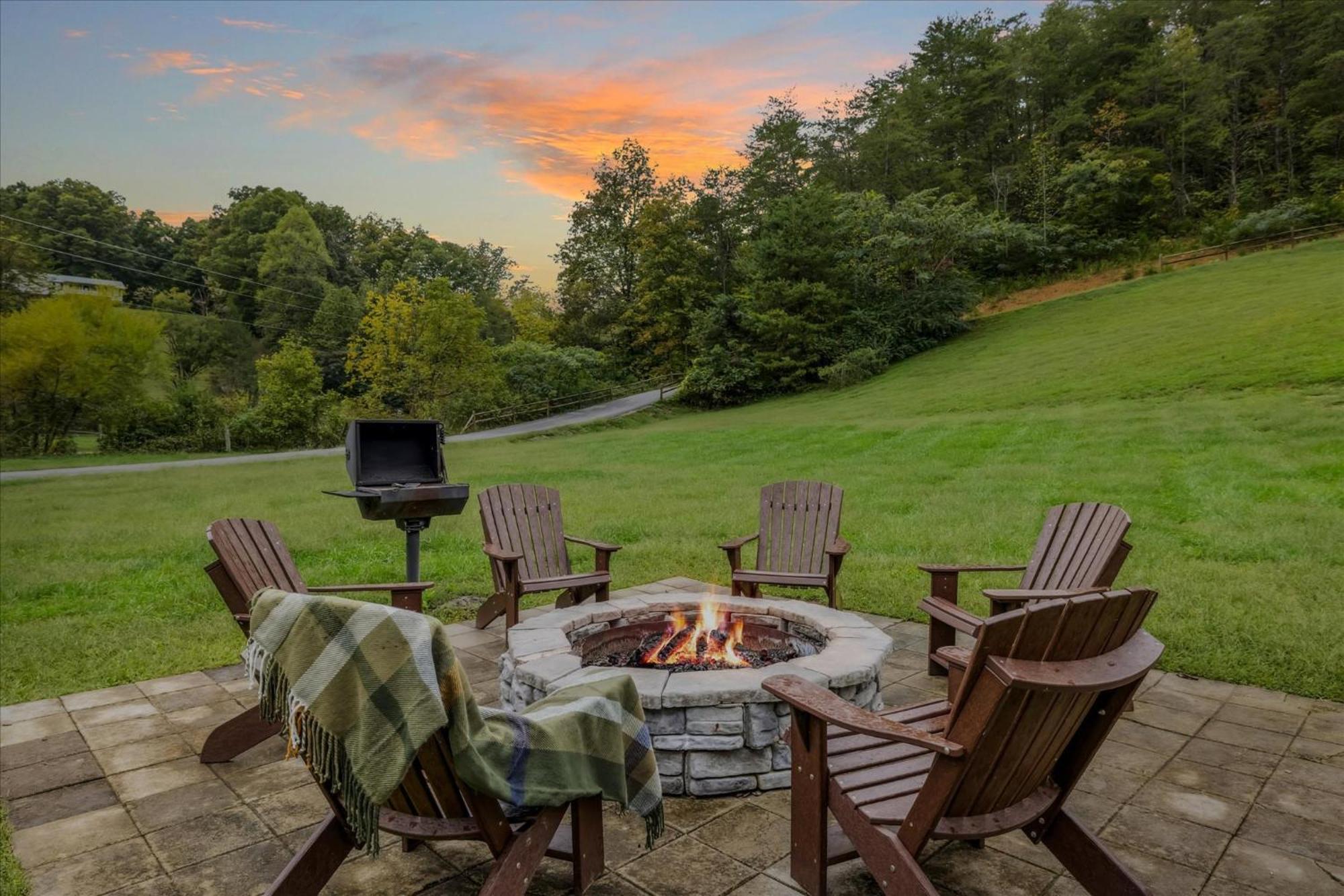 Hot Tub Fire Pit Game Room Theater Easy Access Sleeps 12 - Black Bear Lodge Pigeon Forge Exterior photo