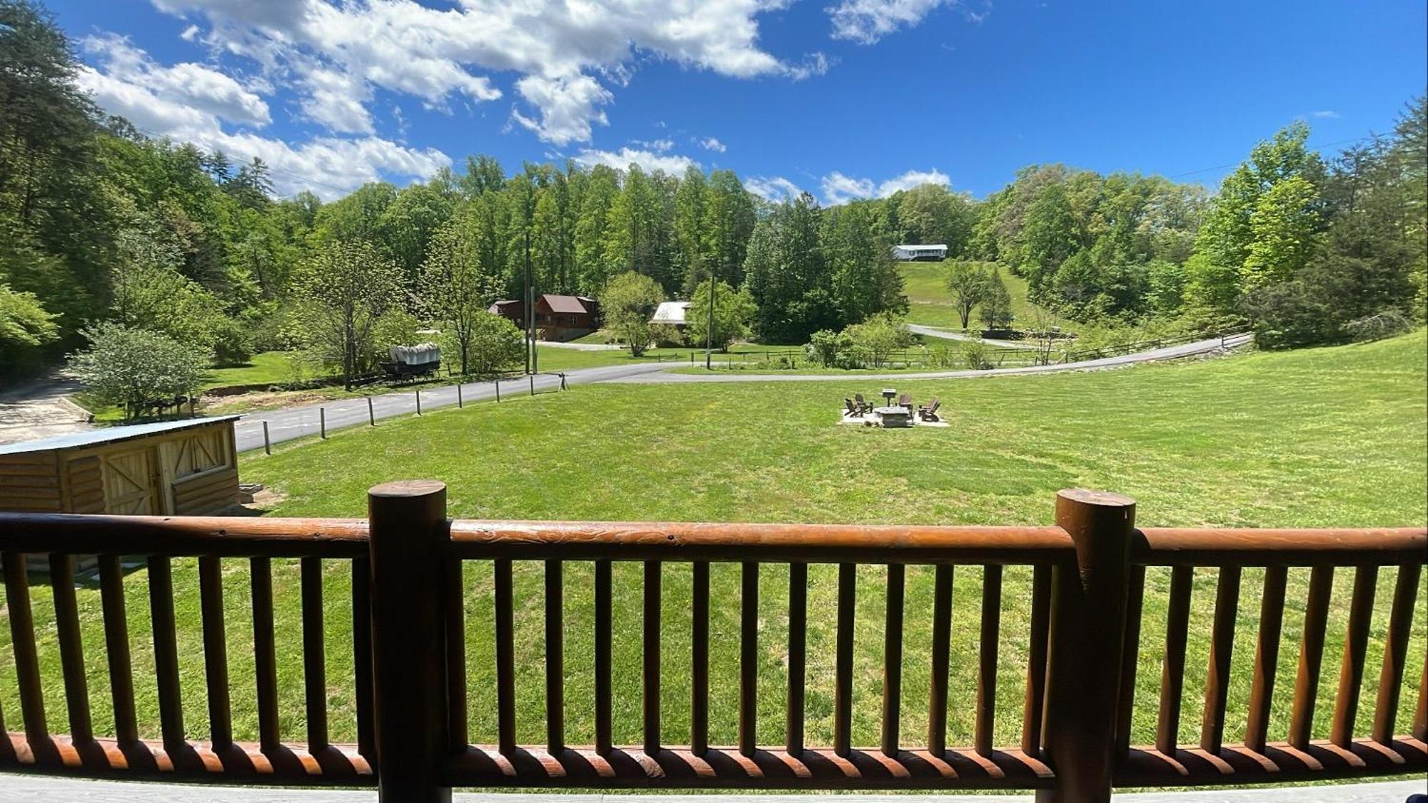 Hot Tub Fire Pit Game Room Theater Easy Access Sleeps 12 - Black Bear Lodge Pigeon Forge Exterior photo